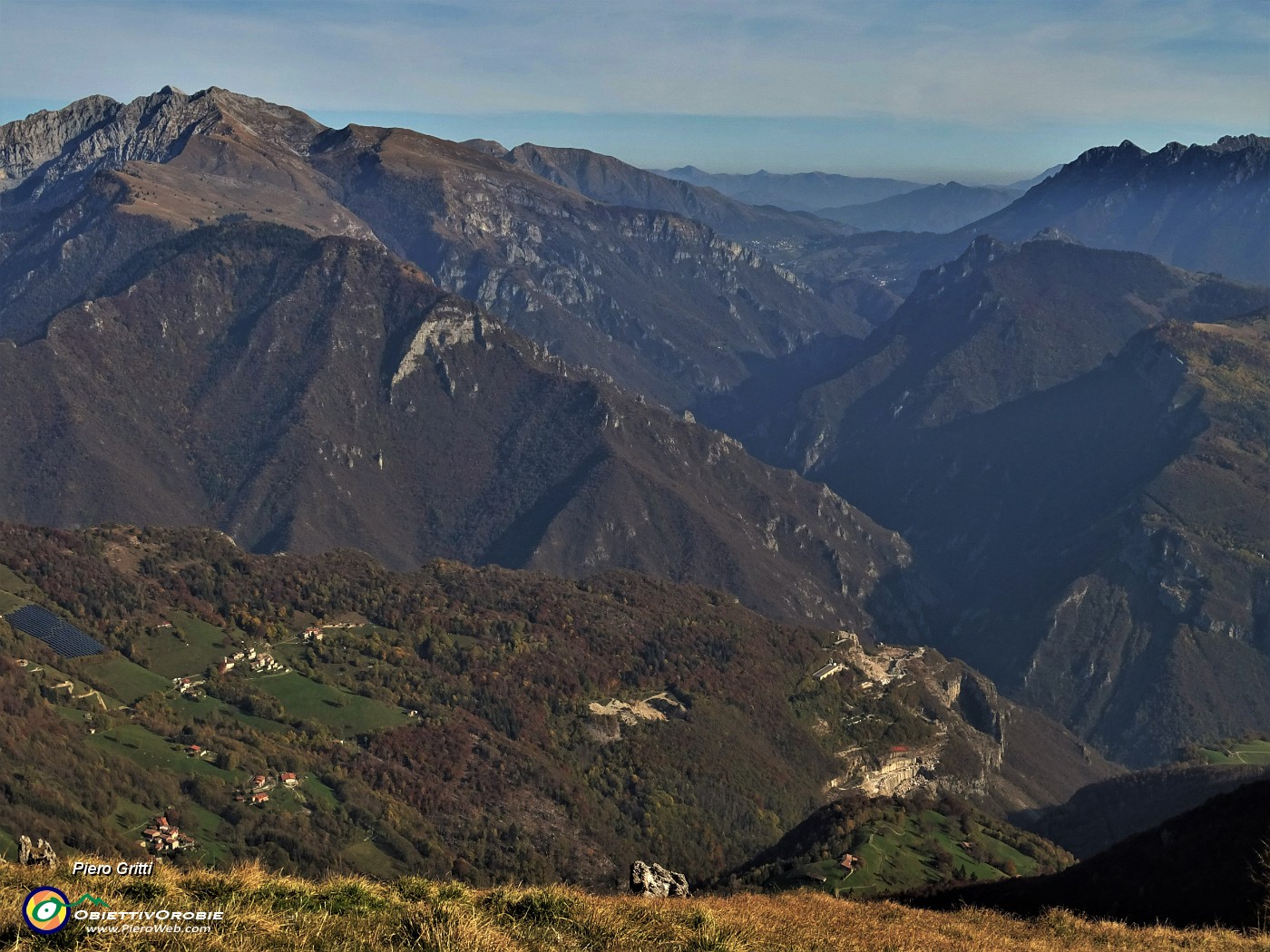 78 Dal verde pianoro della Baita Venturosa bella vista su Cespedosio-Val Parina-Menna a sx ed Alben-Castello-Vaccareggio a dx.JPG